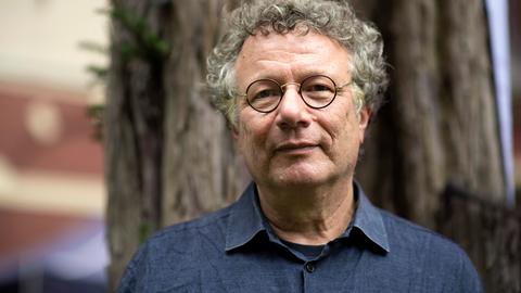 Der Autor Ingo Schulze im Freien - Porträt