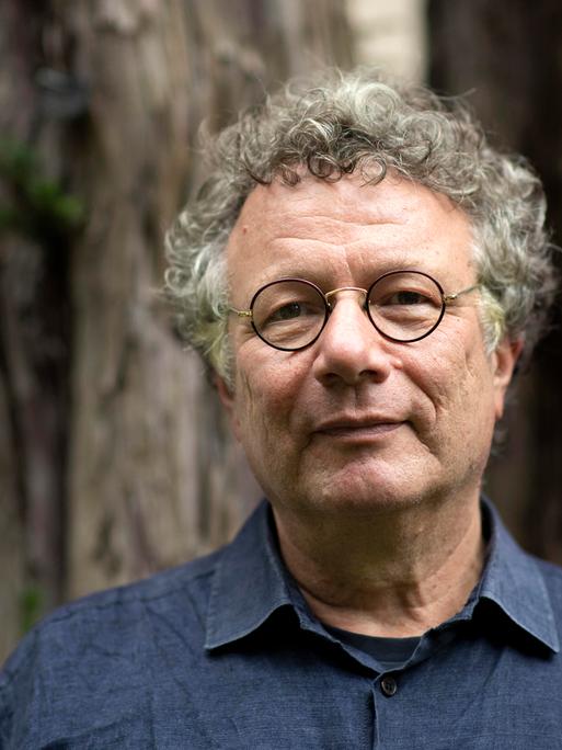 Der Autor Ingo Schulze im Freien - Porträt