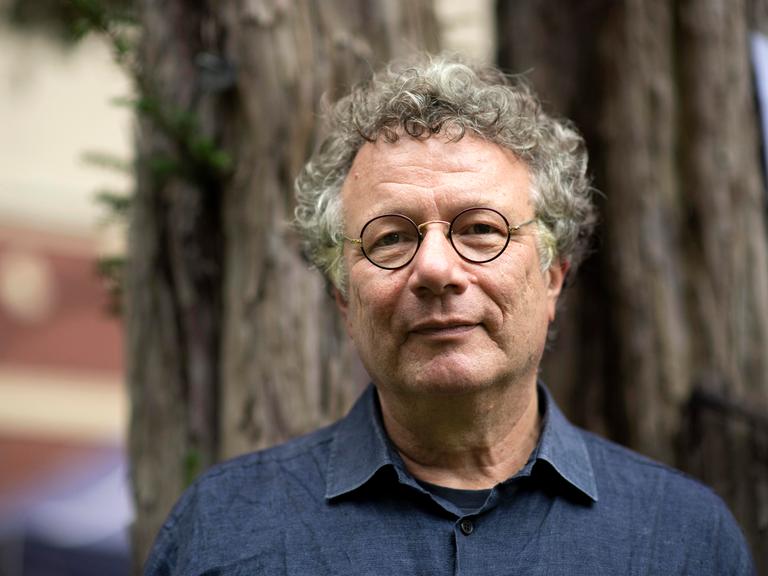 Der Autor Ingo Schulze im Freien - Porträt