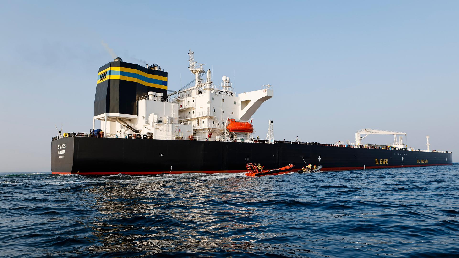 Aktivisten der Umweltorganisation Greenpeace demonstrieren in der Ostsee vor einem Schiff, das russisches Öl transportiert.