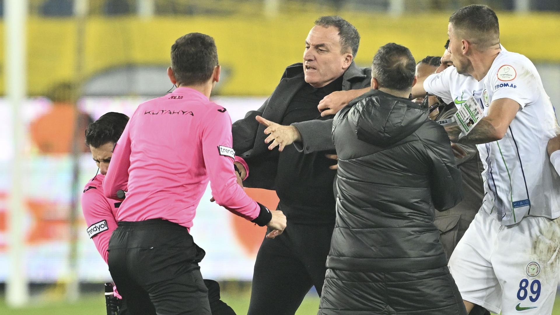 Faruk Koca schlägt den Schiedsrichter Halil Umut Meler mit der Faust ins Gesicht, dieser fällt zu Boden. Mehrere andere Leute versuchen, Koca zurückzuhalten.