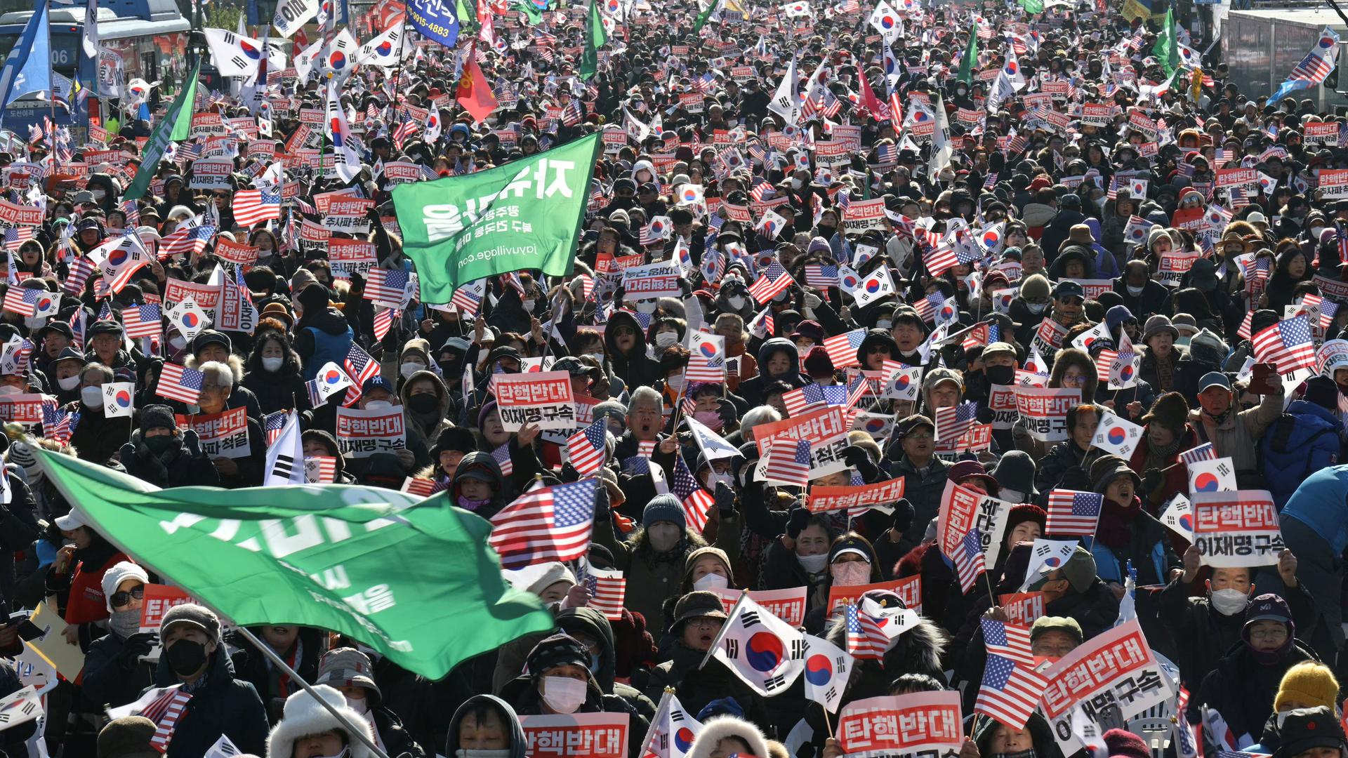 Tausende Menschen haben sich in den Straßen der südkoreanischen Hauptstadt Seoul versammelt, sie schwenken Flaggen und Transparente. 