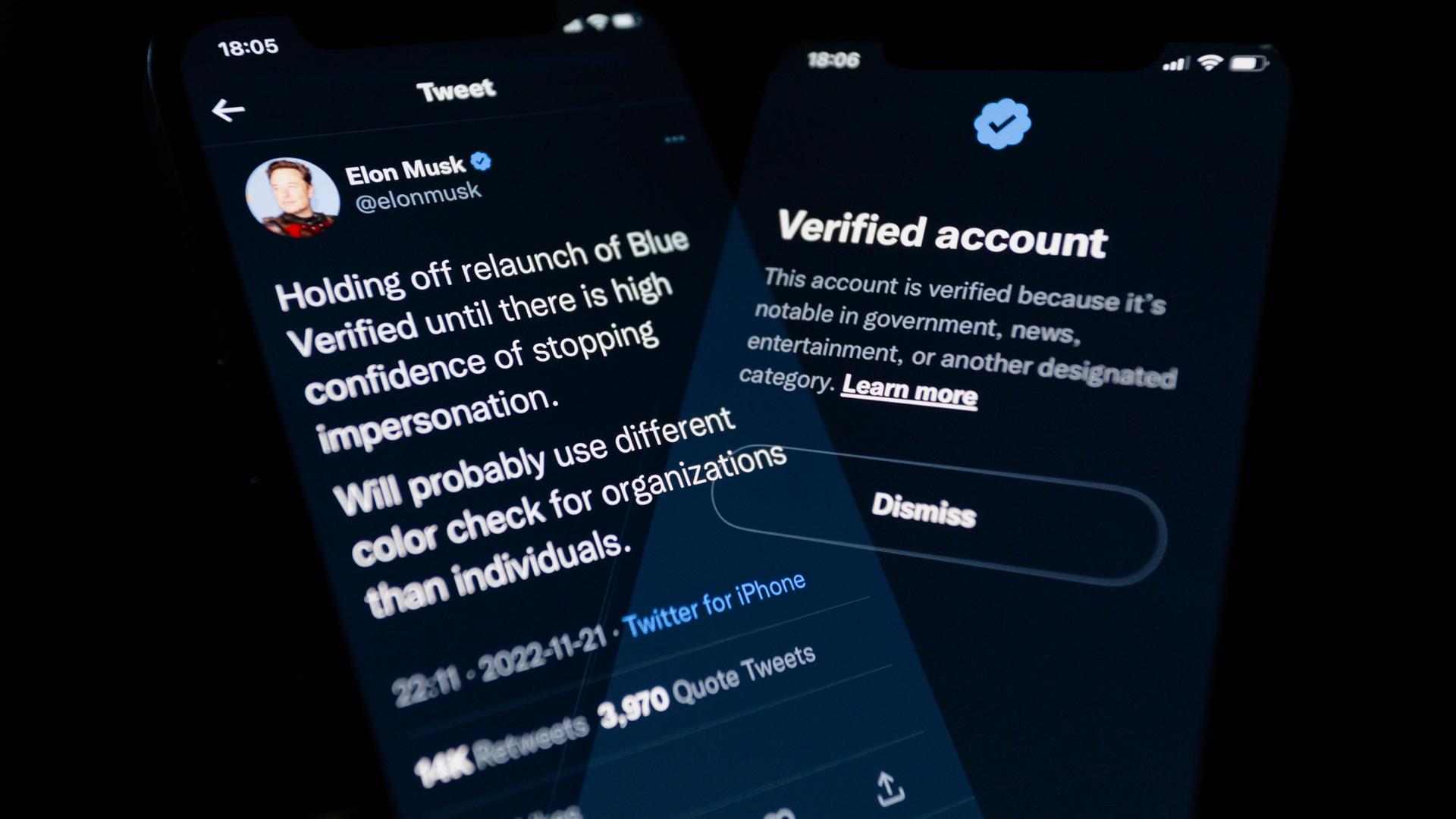 Der Twitter-Account von Elon Musk auf einem Smartphone neben einer Erklärung des Prinzips der verifizierten Nutzerkonten. Der Twitter-Account von Elon Musk auf einem Smartphone neben einer Erklärung des Prinzips der verifizierten Nutzerkonten.