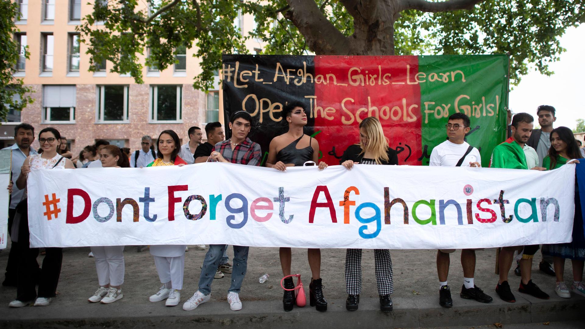 Solidaritätsdemo mit Afghanistan am 13.08.2022 in Berlin. "Don't forget Afghanistan" - Vergesst Afghanistan nicht - fordern die Demonstrierenden. Solidaritätsdemo mit Afghanistan am 13.08.2022 in Berlin. "Don't forget Afghanistan" - Vergesst Afghanistan nicht - fordern die Demonstrierenden.