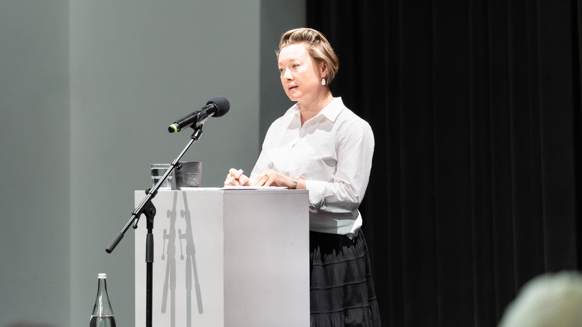 Valzhyna Mort steht an einem Sprecherpult beim Poesiefestival Berlin 2026. Valzhyna Mort steht an einem Sprecherpult beim Poesiefestival Berlin 2026.