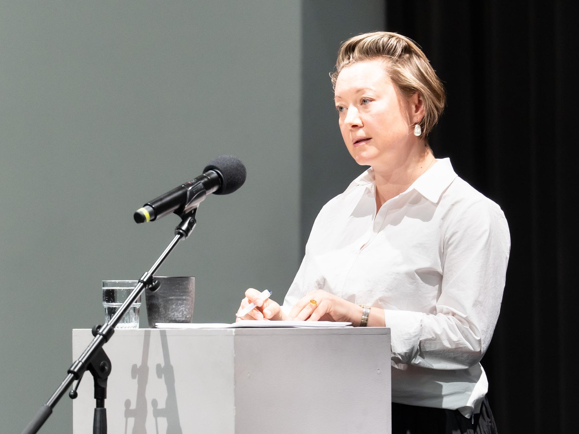 Valzhyna Mort steht an einem Sprecherpult beim Poesiefestival Berlin 2026.