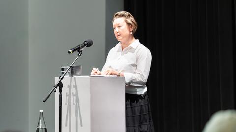 Valzhyna Mort steht an einem Sprecherpult beim Poesiefestival Berlin 2026. Valzhyna Mort steht an einem Sprecherpult beim Poesiefestival Berlin 2026.