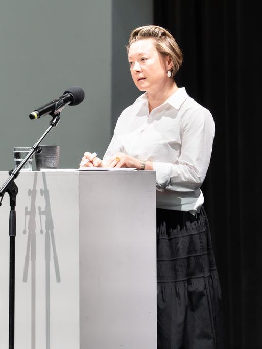 Valzhyna Mort steht an einem Sprecherpult beim Poesiefestival Berlin 2026.