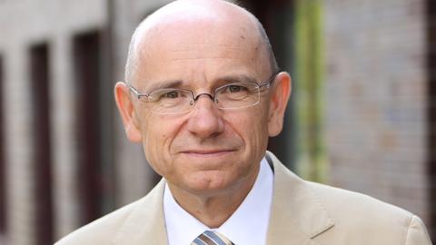 Der Vorsitzende der Deutschen Stiftung Patientenschutz, Eugen Brysch, schaut in die Kamera. 