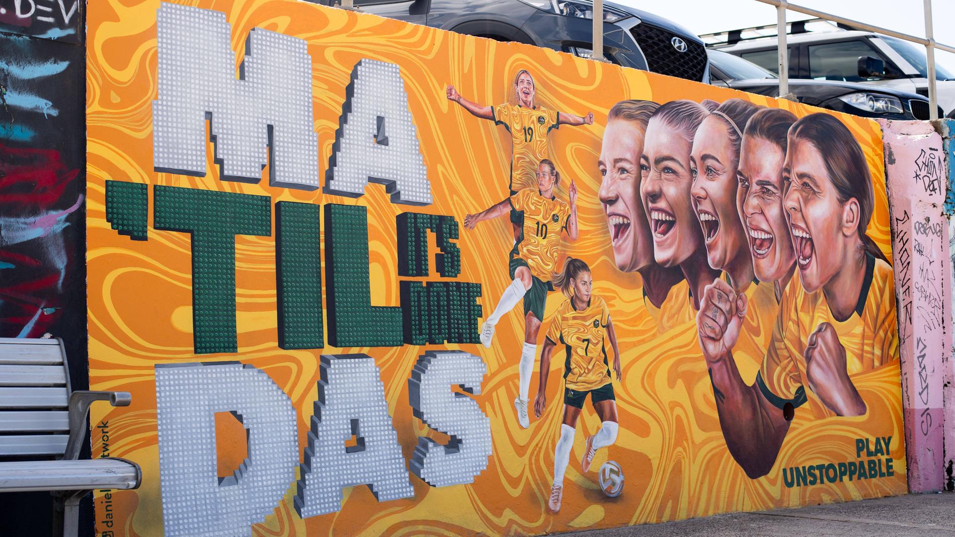 Kunstwerk am Bondi Beach von Danielle Weber zu Ehren der Matildas, der australischen Fußballerinnen bei der WM 2023, mit Slogan.