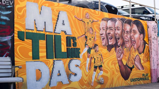 Kunstwerk am Bondi Beach von Danielle Weber zu Ehren der Matildas, der australischen Fußballerinnen bei der WM 2023, mit Slogan.