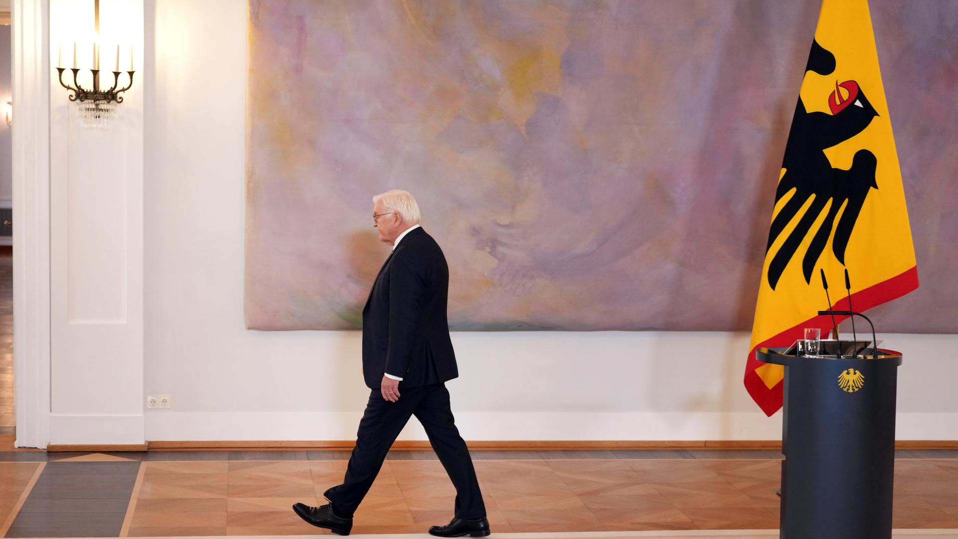 Bundespräsident Frank-Walter Steinmeier hat die Auflösung des Bundestages verkündet und verlässt sein Rednerpult.