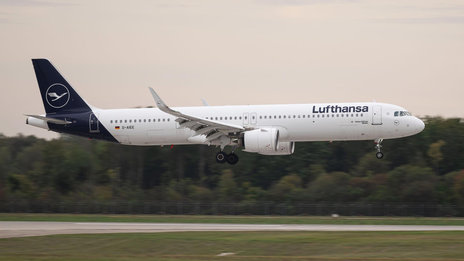 Ein Flugzeug der Lufthansa kurz vor der Landung auf dem Flughafen in München