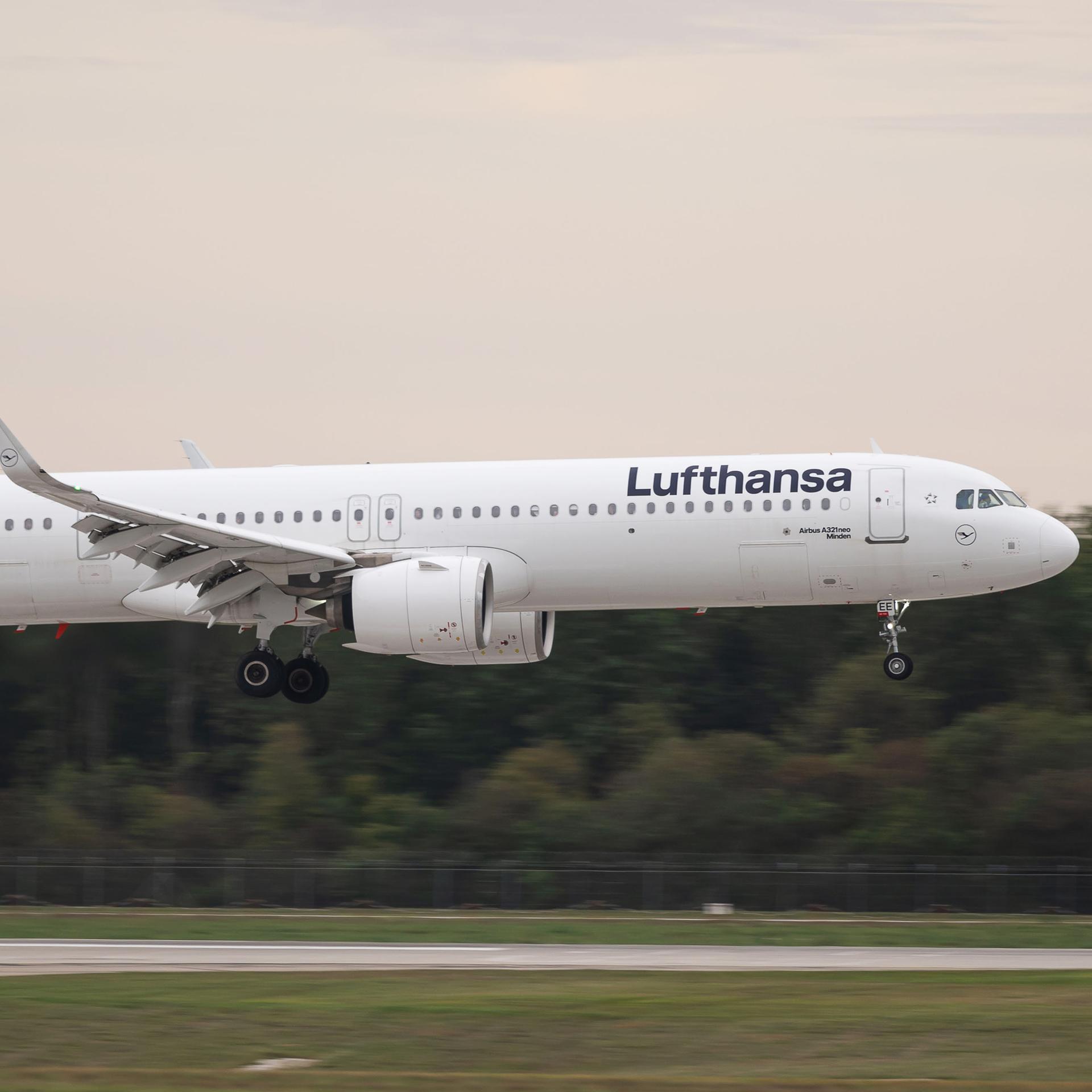 Ein Flugzeug der Lufthansa kurz vor der Landung auf dem Flughafen in München