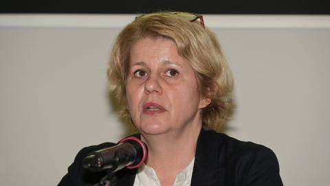 Die deutsch-italienische Journalistin Tonia Mastrobuoni spricht in ein Mikrofon. Sie hat blonde Haare. 