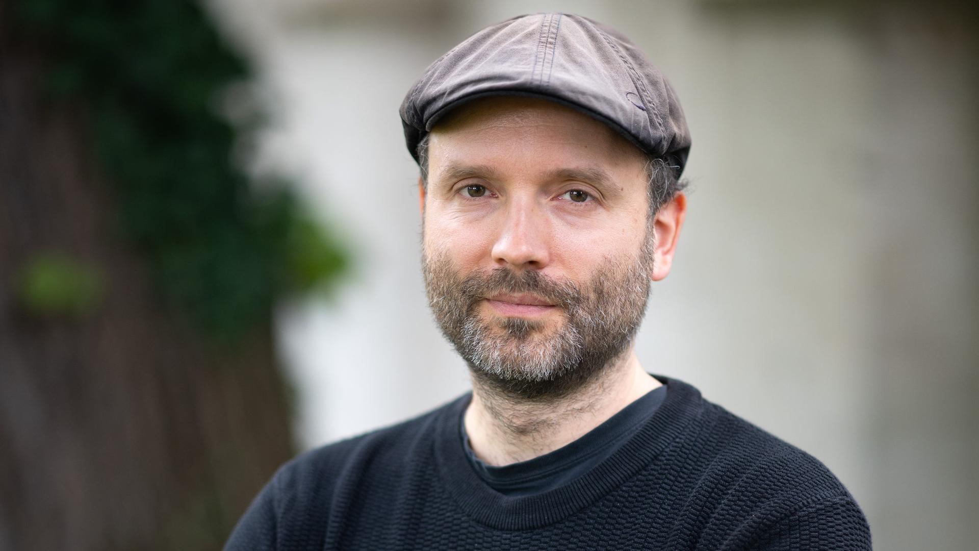 Porträt des Autoren Marc-Uwe Kling beim Potsdamer Literaturfestival, 2024.