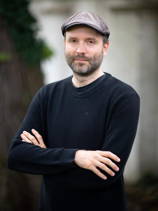 Porträt des Autoren Marc-Uwe Kling beim Potsdamer Literaturfestival, 2024.