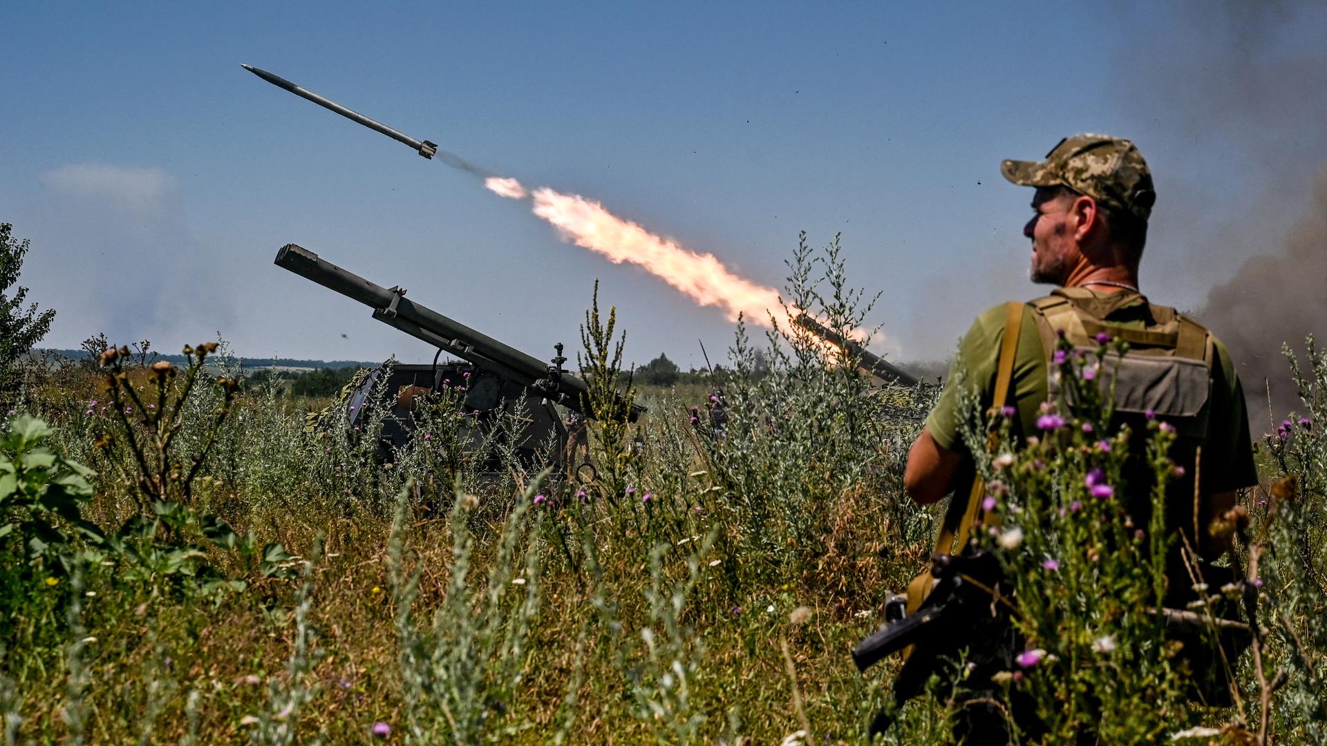 Soldaten einer separaten Brigade der Territorialen Verteidigung aus Dnipro feuern aus einem mobilen Partizan-Raketenwerfer in der Region Saporischschja im Südosten der Ukraine auf russische Stellungen. (Foto vom 13.7.2023)