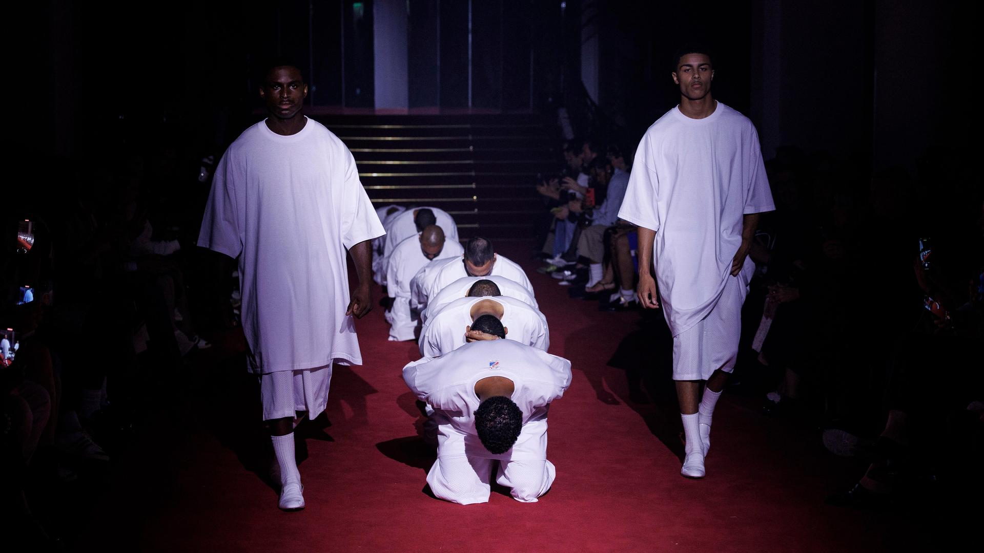 Mehrere Männer tragen Ddie Kollektion des Designers Willy Chavarría auf der Fashion Week in Paris. Mehrere Männer tragen Ddie Kollektion des Designers Willy Chavarría auf der Fashion Week in Paris.
