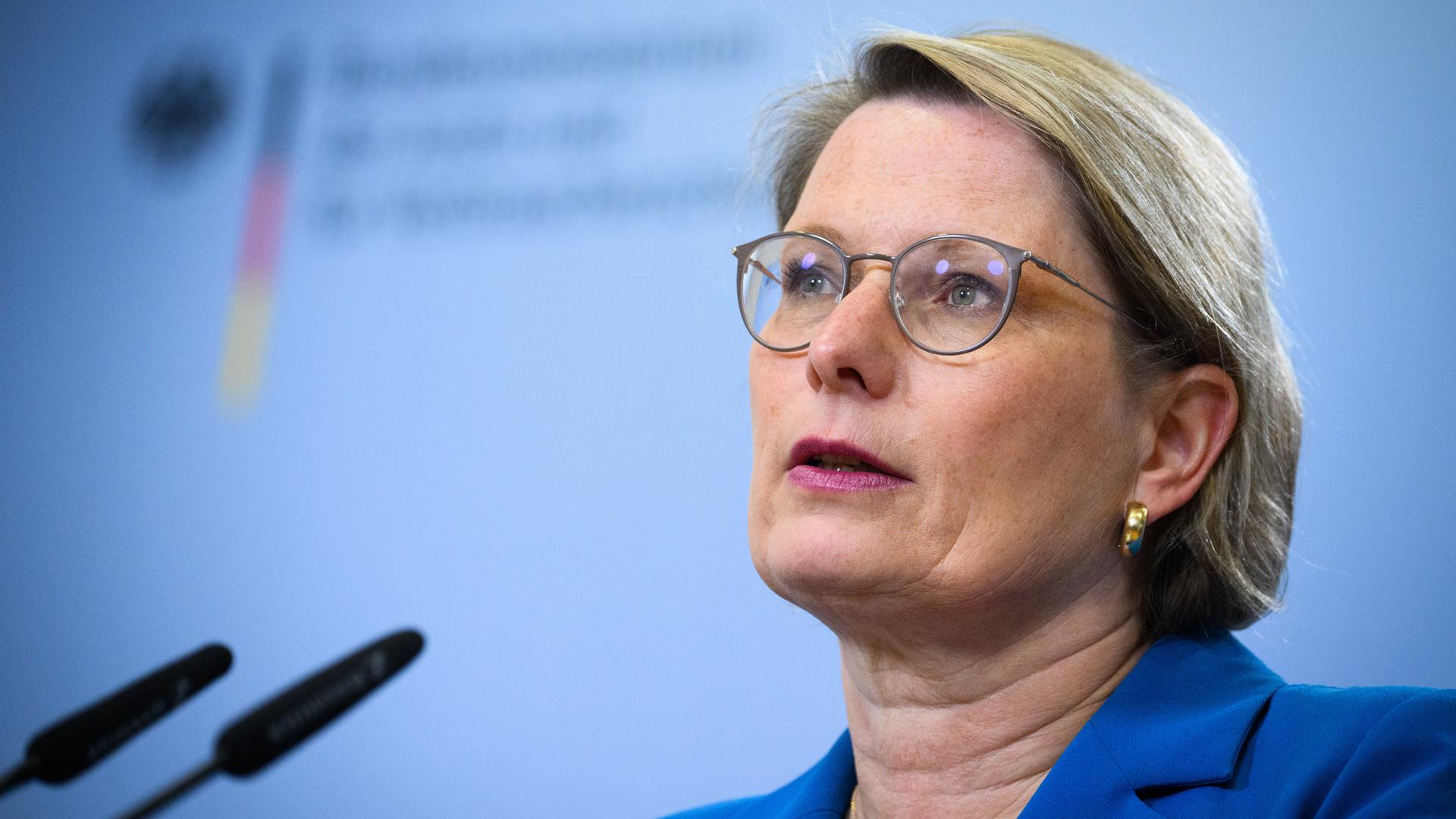 Stefanie Hubig (SPD), Bundesministerin der Justiz und für Verbraucherschutz, äußert sich bei einer Pressekonferenz im Bundesjustizministerium zu aktuellen Themen, u.a. zu einem Gesetzentwurf zum besseren Schutz vor "digitaler Gewalt".