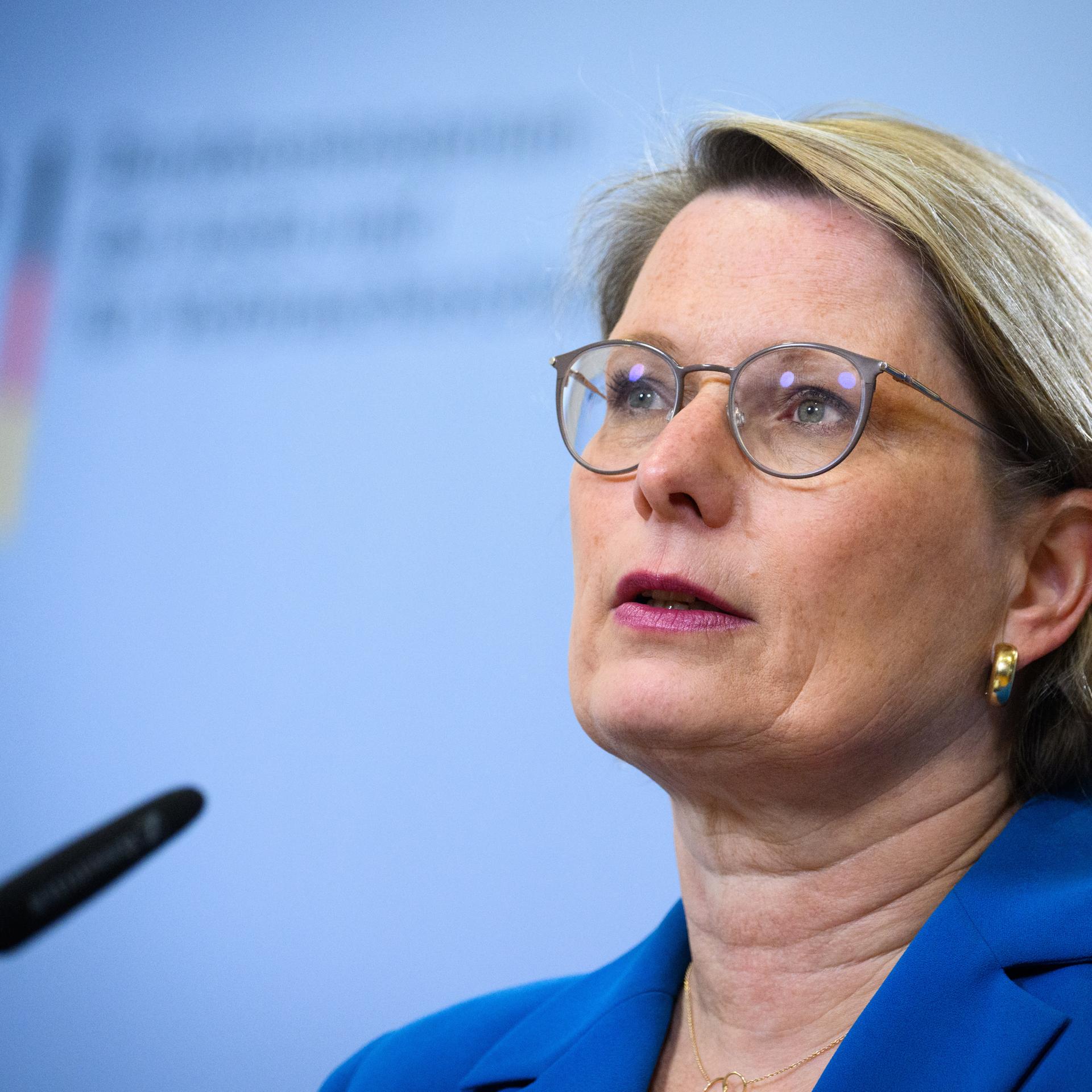 Stefanie Hubig (SPD), Bundesministerin der Justiz und für Verbraucherschutz, äußert sich bei einer Pressekonferenz im Bundesjustizministerium zu aktuellen Themen, u.a. zu einem Gesetzentwurf zum besseren Schutz vor "digitaler Gewalt".