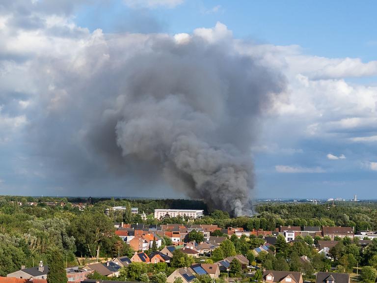 Rauch, verursacht durch ein Feuer auf dem Festivalgelände des Tomorrowland-Festivals für elektronische Musik in Boom.