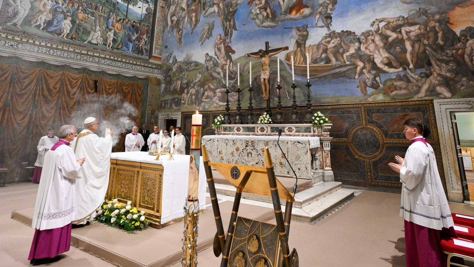 Der neu gewählte Papst Leo XIV. (2.v.l) zelebriert die Messe mit dem Kardinalskollegium in der Sixtinischen Kapelle im Vatikan.