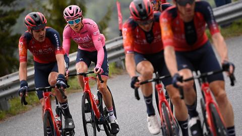 Geraint Thomas bei der 14. Etappe des Giro d'Italia 2023 noch im Rosa-Trikot.
