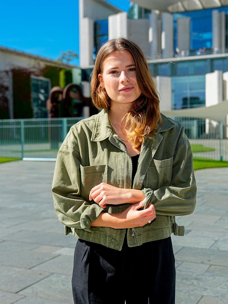Die Klimaaktivistin Luisa Neubauer steht vor dem Bundeskanzleramt in Berlin.  