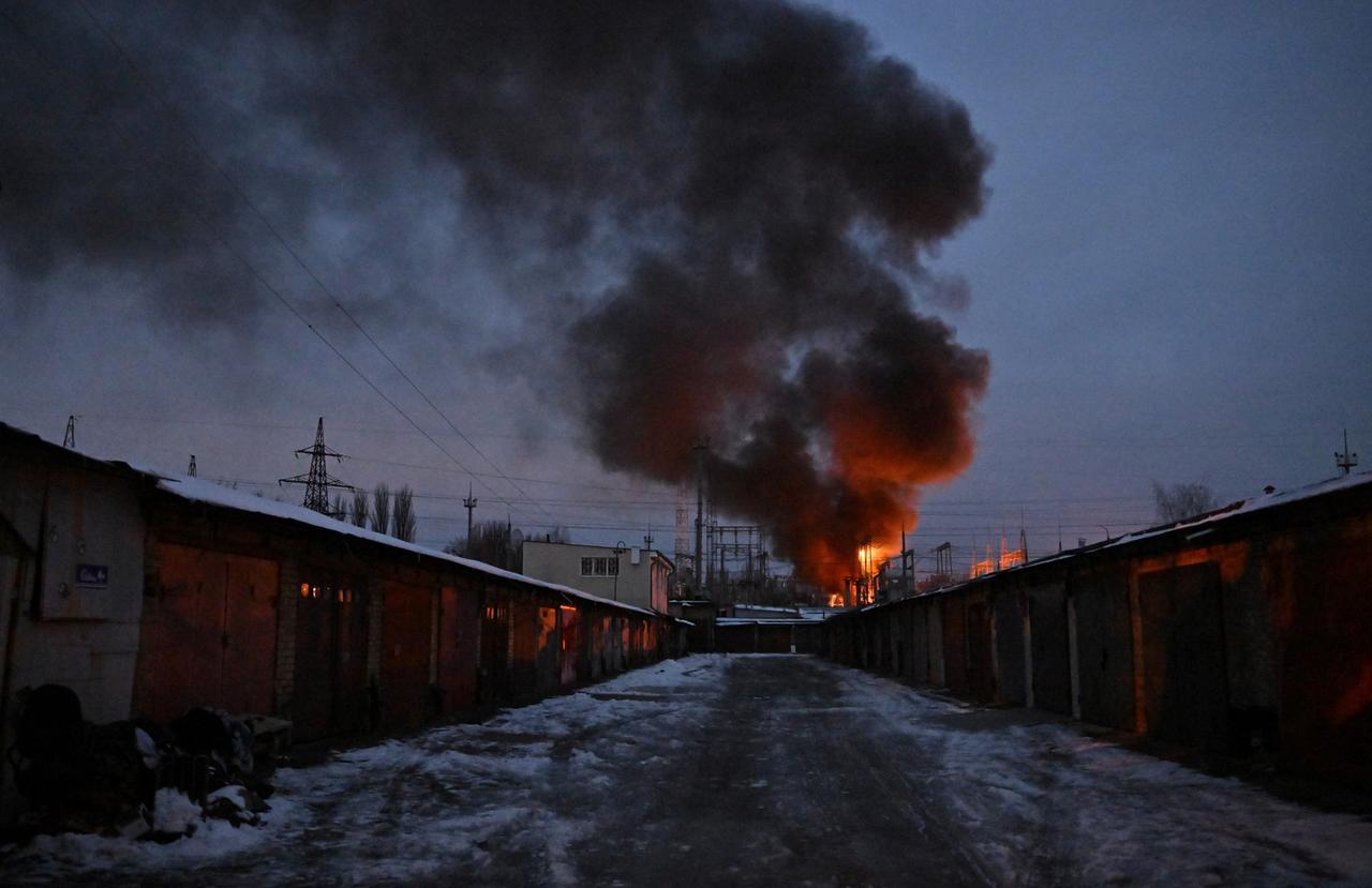 In der ukrainischen Hauptstadt Kiew steht nach einem russischen Drohnenangriff eine Einrichtung der kritischen Infrastruktur in Flammen. In der Ferne sind Flammen und Rauch zu sehen. 