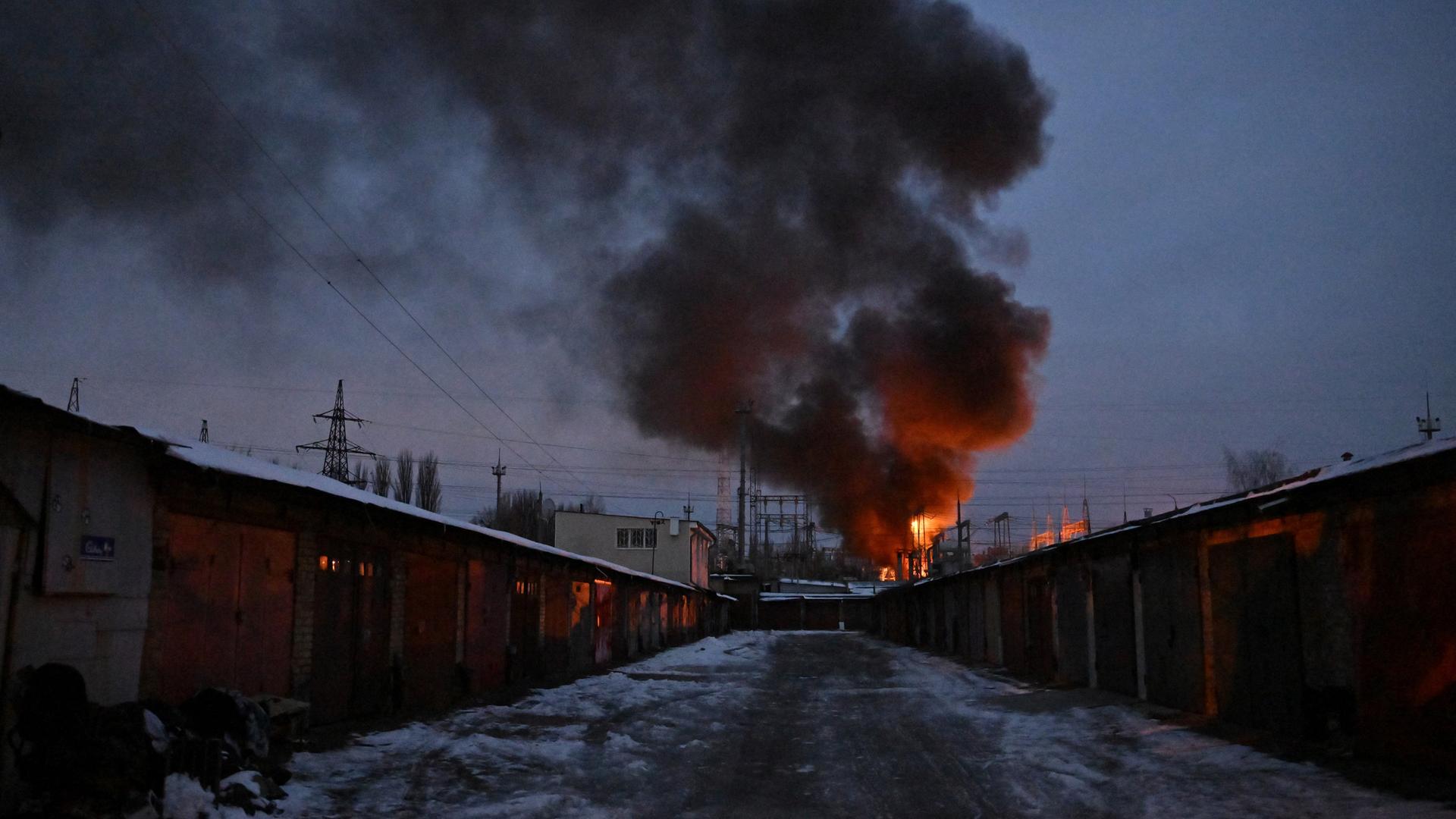 In der ukrainischen Hauptstadt Kiew steht nach einem russischen Drohnenangriff eine Einrichtung der kritischen Infrastruktur in Flammen. In der Ferne sind Flammen und Rauch zu sehen. 