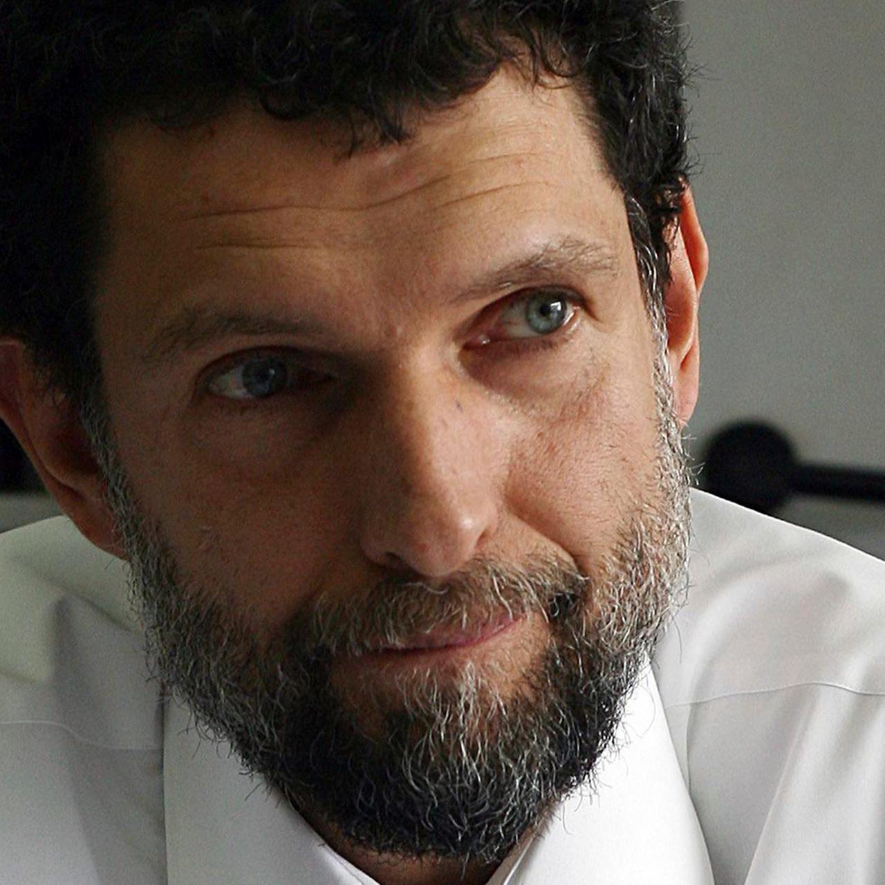 Osman Kavala, ehemaliger Vorsitzender des Kulturinstituts Anadolu Kültür, lächelt während er fotografiert wird.