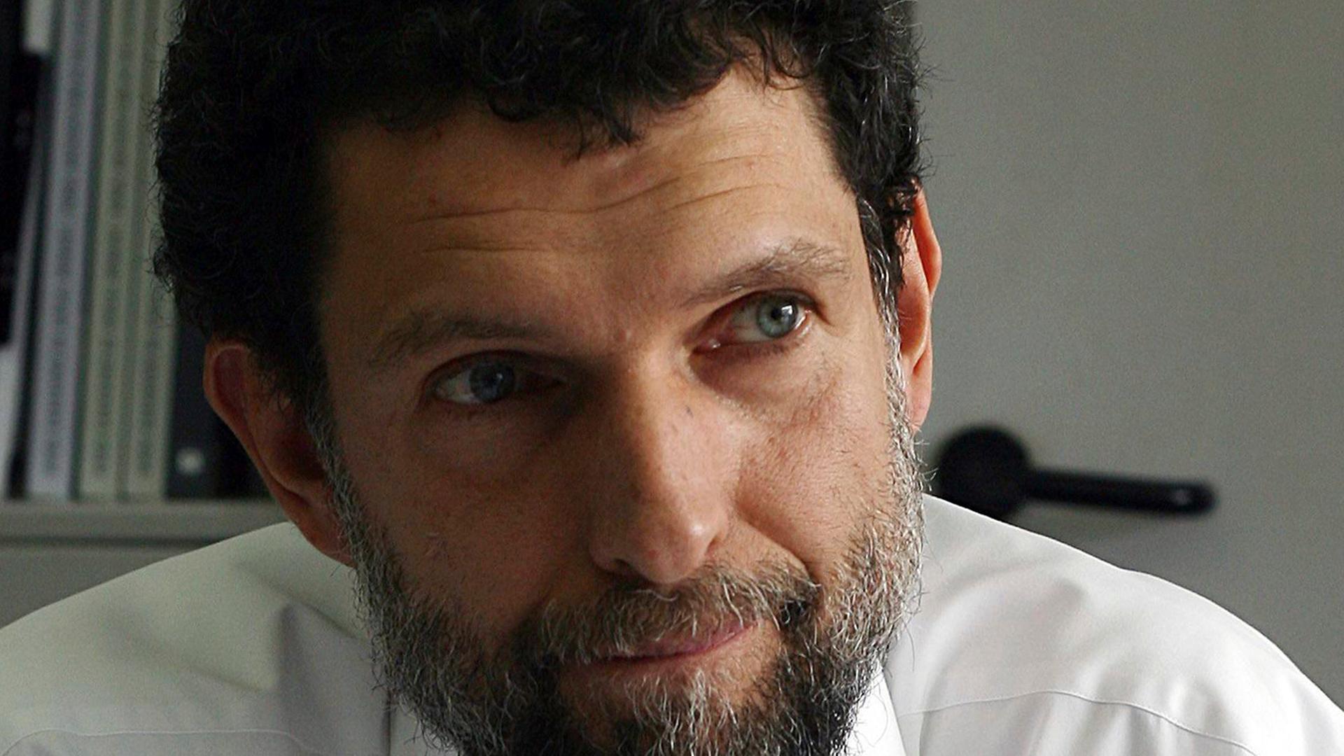 Osman Kavala, ehemaliger Vorsitzender des Kulturinstituts Anadolu Kültür, lächelt während er fotografiert wird.