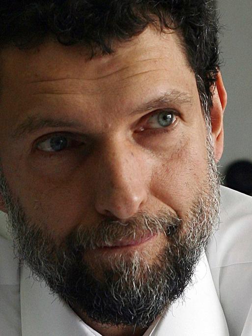 Osman Kavala, ehemaliger Vorsitzender des Kulturinstituts Anadolu Kültür, lächelt während er fotografiert wird. (Quelle: AP)