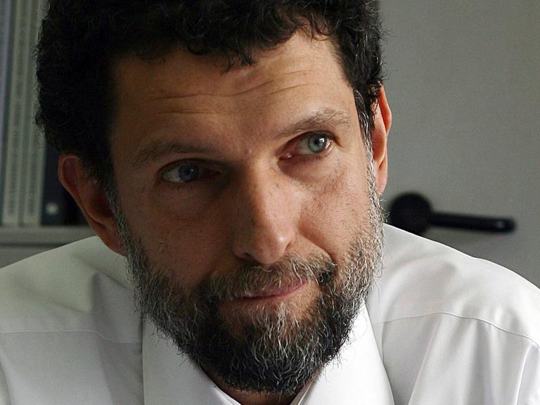 Osman Kavala, ehemaliger Vorsitzender des Kulturinstituts Anadolu Kültür, lächelt während er fotografiert wird. (Quelle: AP)