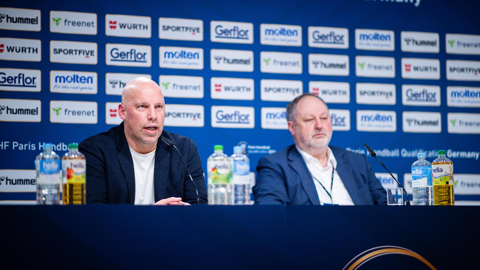 Der scheidende DHB-Sportvorstand Axel Kromer (l.) auf einer Pressekonferenz neben DHB-Präsident Andreas Michelmann.