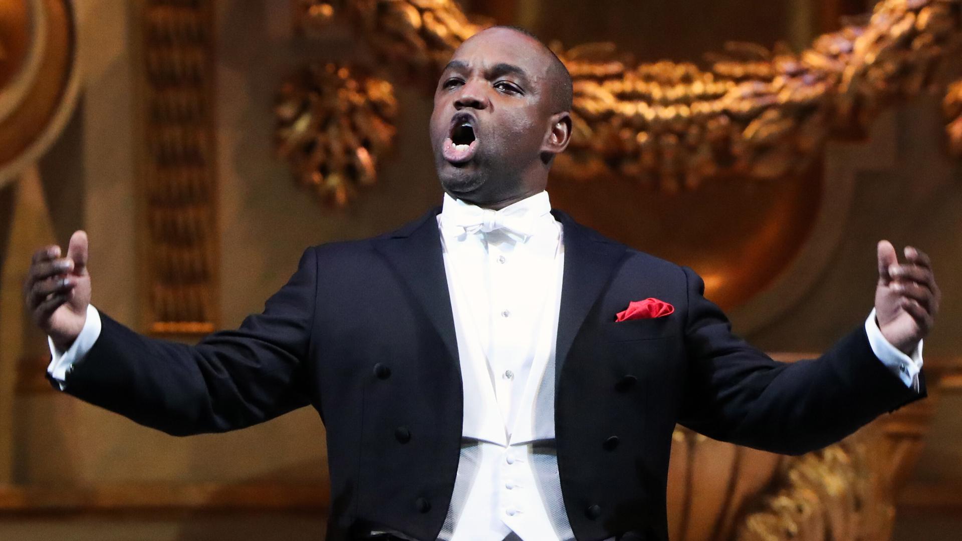 Zum Gedenken an die Opernsängerin Elena Obraztsova trat der US-amerikanische Tenor Lawrence Brownlee am 4. November 2019 beim Opernball im Bolschoi-Theater in Moskau auf. Zum Gedenken an die Opernsängerin Elena Obraztsova trat der US-amerikanische Tenor Lawrence Brownlee am 4. November 2019 beim Opernball im Bolschoi-Theater in Moskau auf.