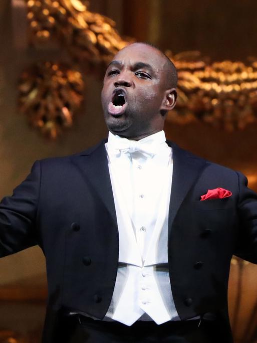 Zum Gedenken an die Opernsängerin Elena Obraztsova trat der US-amerikanische Tenor Lawrence Brownlee am 4. November 2019 beim Opernball im Bolschoi-Theater in Moskau auf.