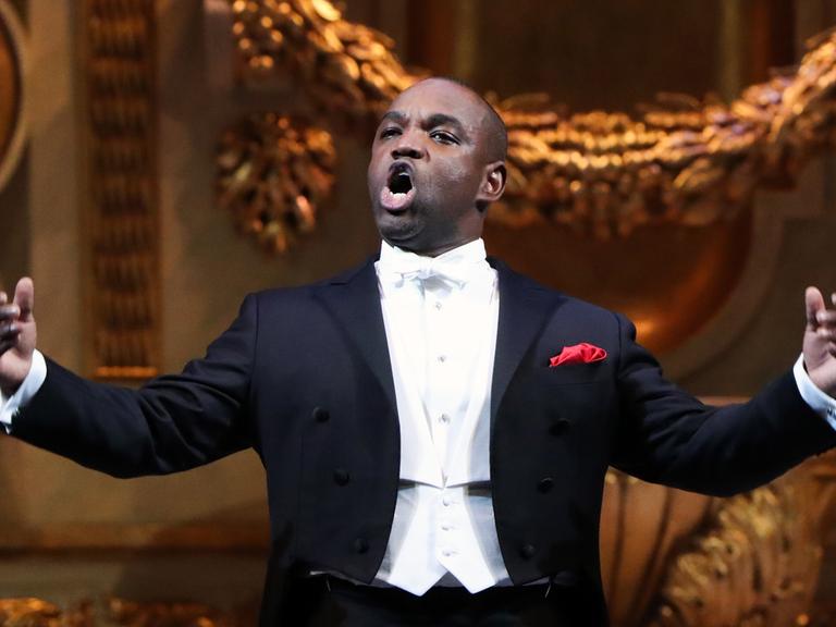 Zum Gedenken an die Opernsängerin Elena Obraztsova trat der US-amerikanische Tenor Lawrence Brownlee am 4. November 2019 beim Opernball im Bolschoi-Theater in Moskau auf.
