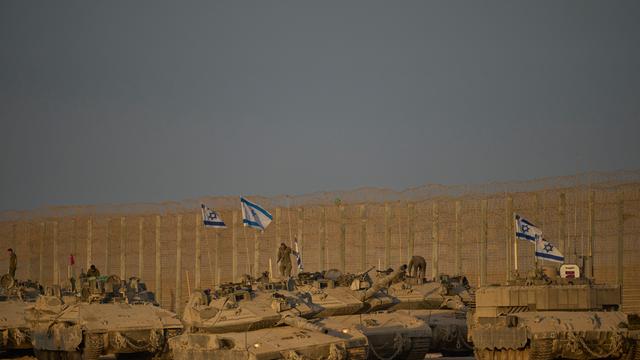 Israelische Panzer stehen an der Grenze zum Gaza-Streifen. Auf den Panzern stehen Soldaten. Es wehen israelische Flaggen.