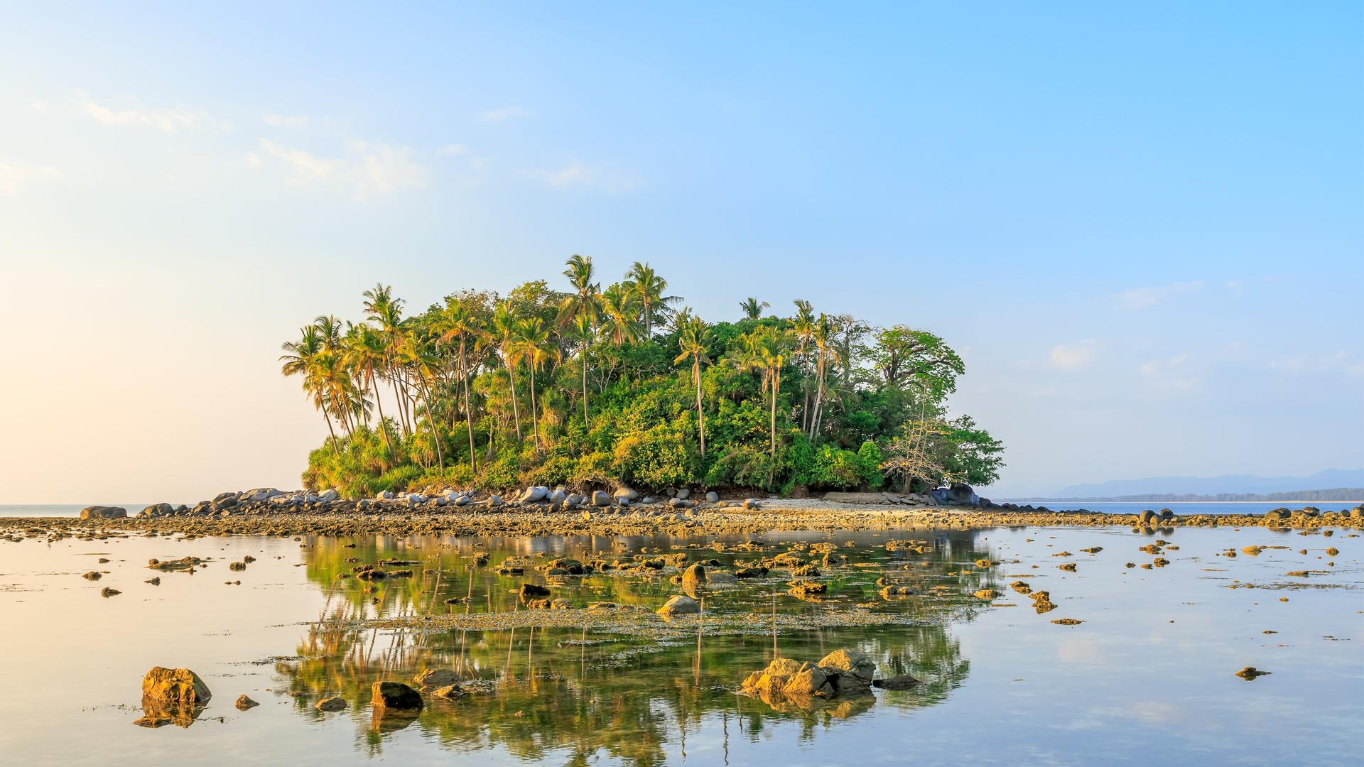 Zu sehen ist eine Insel brau Sonnenschein im Sirinat Nationalpark in Thailand.