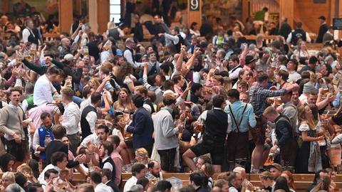 Am 16.September beginnt das 188.Oktoberfest. Oktoberfest 2022 am 18.09.2022. Volles Hacker Festzelt Himmel der Bayern. Besucher feiern und prosten mit Bierkruegen zu, zuprosten, sich zu, Stimmung, Bierkonsum, Mass Bier, trinken. *** On 16 September begins the 188 Oktoberfest Oktoberfest 2022 on 18 09 2022 Full Hacker Festzelt Heaven of Bavaria Visitors celebrate and toast with Bierkruegen to, toast, to each other, mood, beer consumption, Mass beer, drink