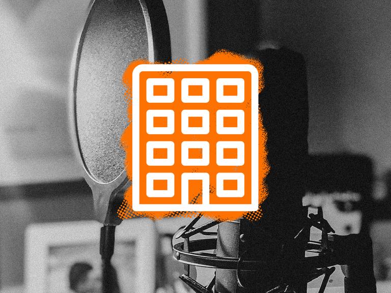 Ein Mikrofon mit einer orange-weißen Collage