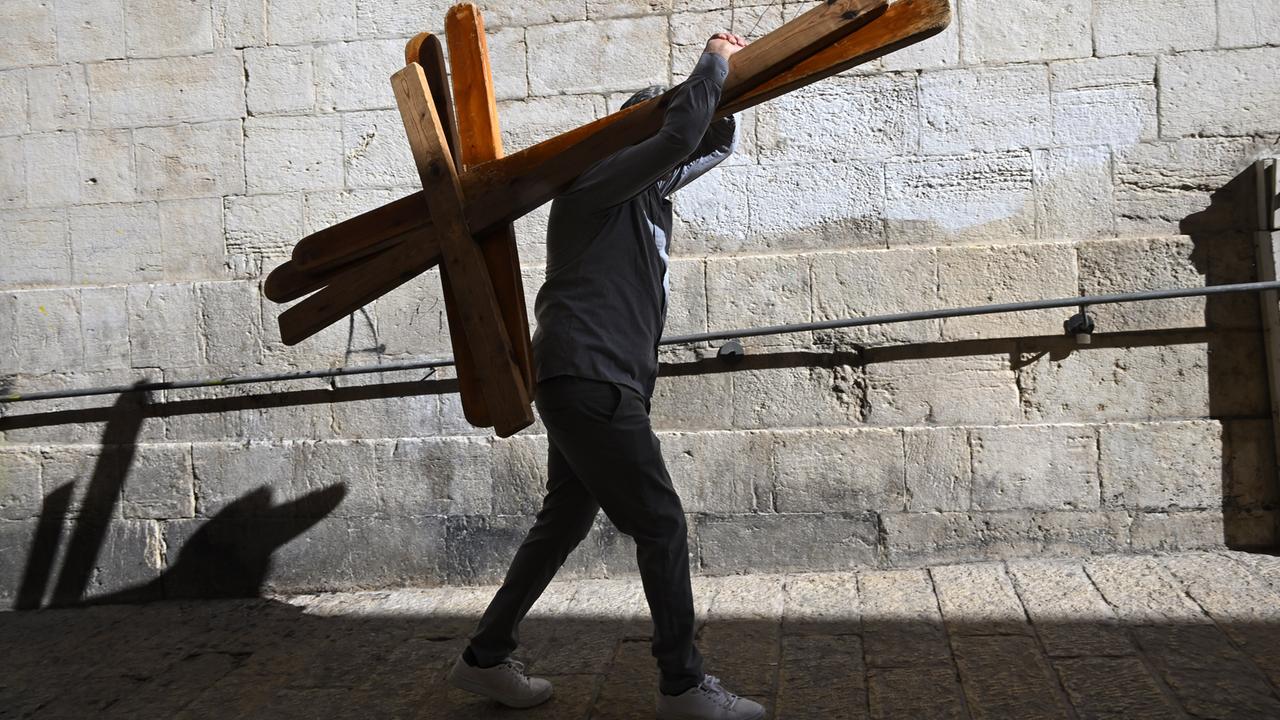 Ein Palästinenser trägt Kreuze auf der Via Dolorosa während des Kreuzweges am Karfreitag in der Altstadt von Jerusalem