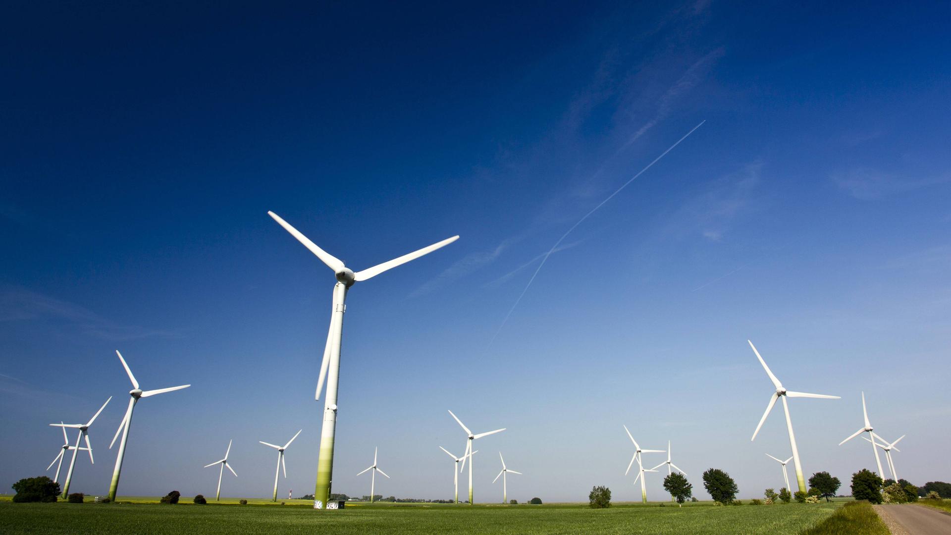 Windräder auf der Ostseeinsel Fehmarn