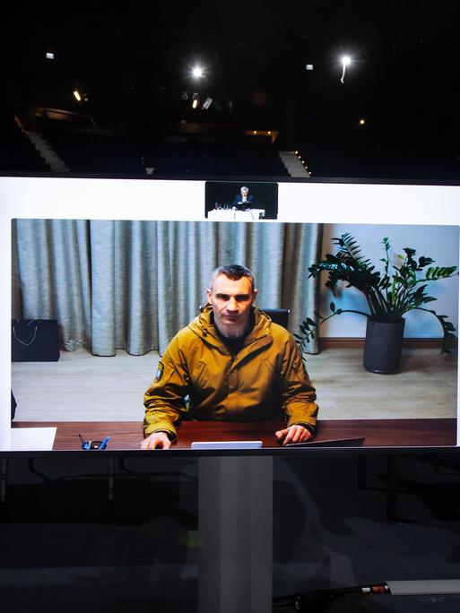 Vitali Klitschko, Bürgermeister der ukrainischen Hauptstadt Kiew, spricht per Videoschalte im Münchner Stadtrat. 