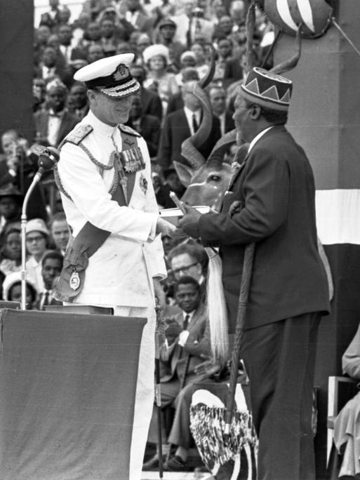 Festakt mit Prinz Philip und Jomo Kenyatta.