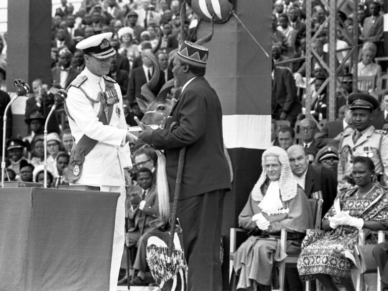 Festakt mit Prinz Philip und Jomo Kenyatta.