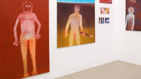 Die Bilder von Miriam Cahn auf der Documenta im Jahr 2017 zeigen Menschen die Opfer von Gewalt sind, aber auch Menschen, die selber Gewalt ausüben. 