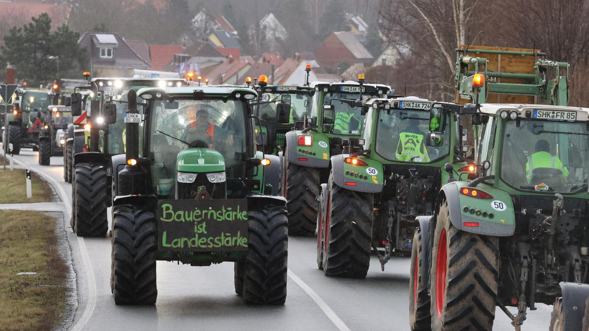 Landwirte fahren mit ihren Traktoren über die Bundesstraße 7. Mit der Aktion wollen die Landwirte gegen die derzeitige Agrarpolitik der Bundesregierung demonstrieren.